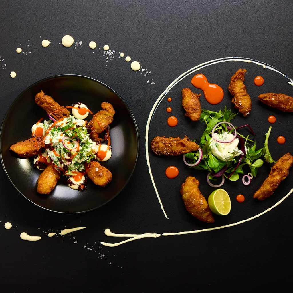 Gebackene Seelachs-Bites mit Gurkensalat, frischem Dill und Jalapeño Lime Dip